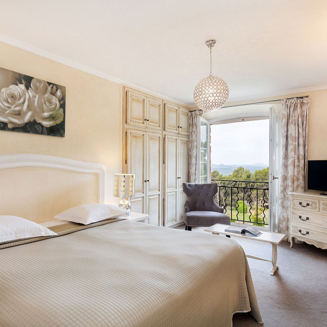 LA BASTIDE DE TOURTOUR HOTEL & SPA